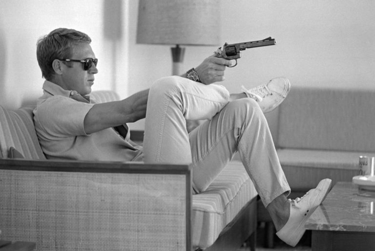 Steve McQueen aims a pistol in his living room. (Photo by Loomis Dean/The LIFE 澳洲幸运10开奖官网开奖 Picture Collection © Meredith Corporation)